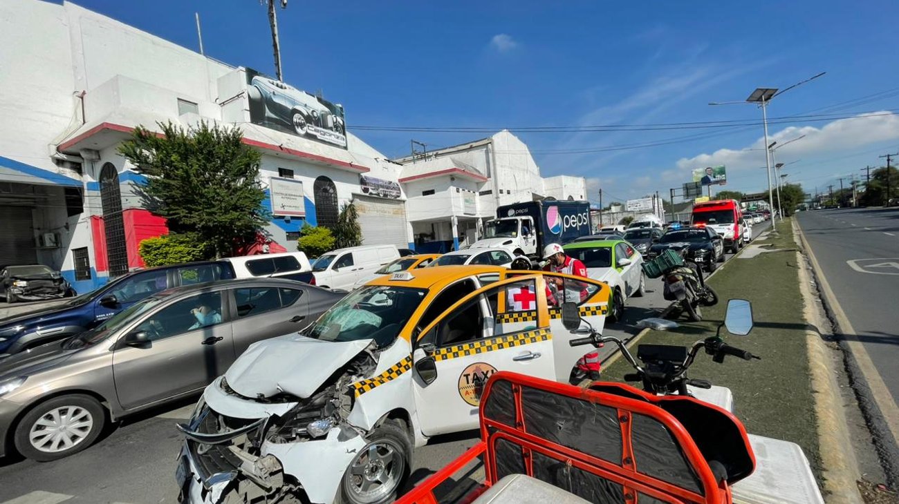 Choca taxi a camioneta en avenida Ruiz Cortines