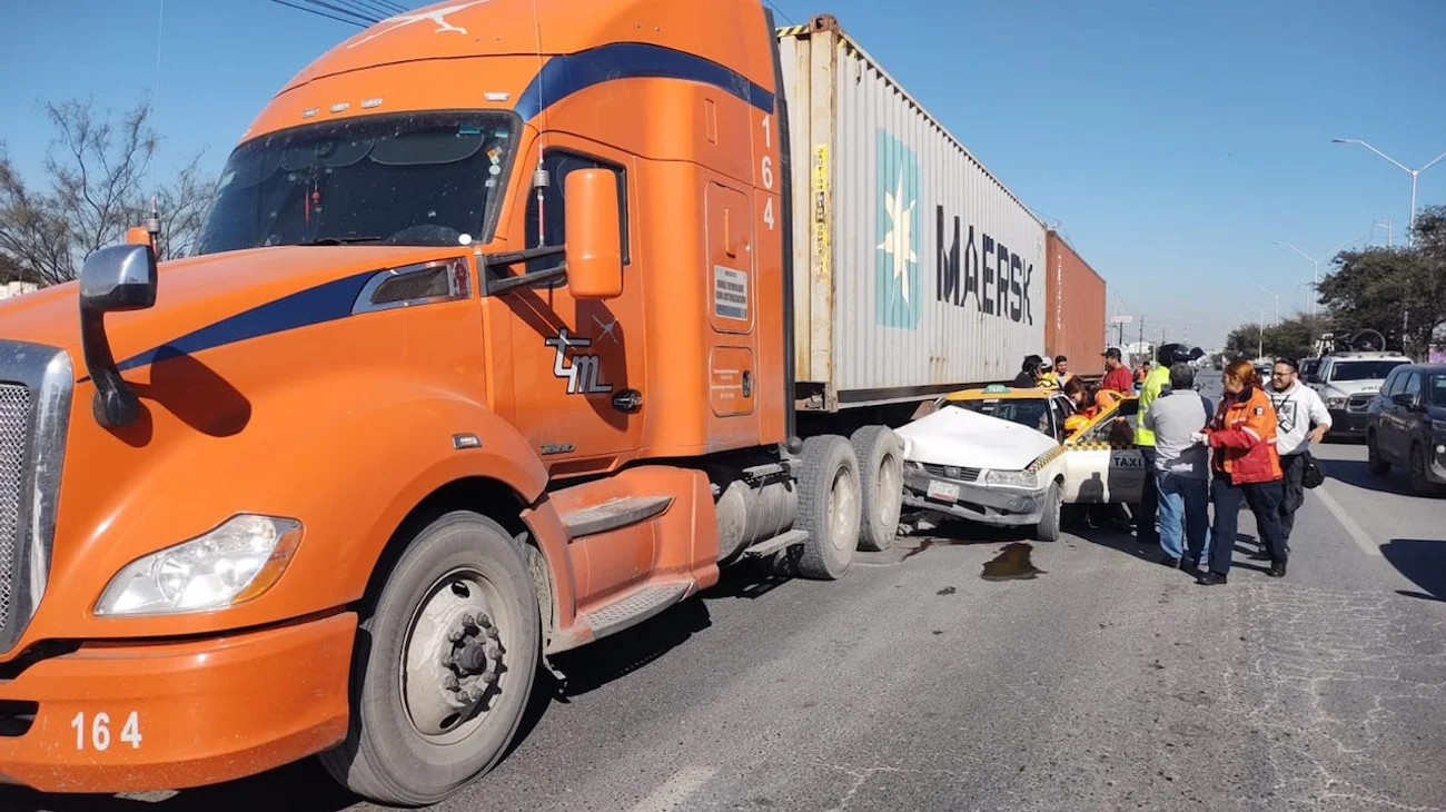Choca taxi contra tráiler en carretera a Colombia