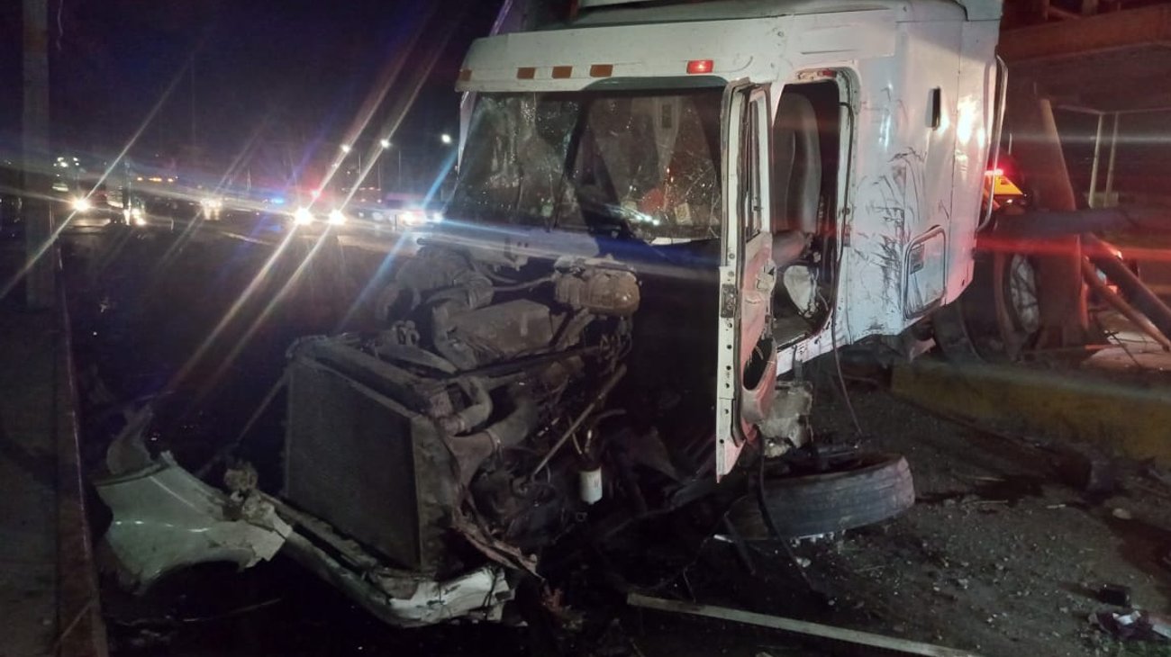 Tractocamión impacta puente peatonal en Ramos Arizpe