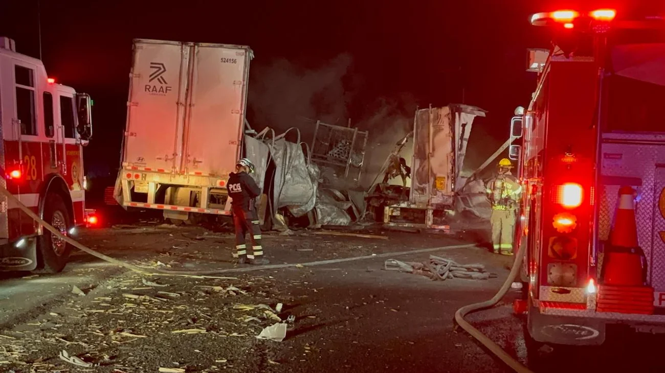 Muere calcinado tras choque e incendio de tráileres en García