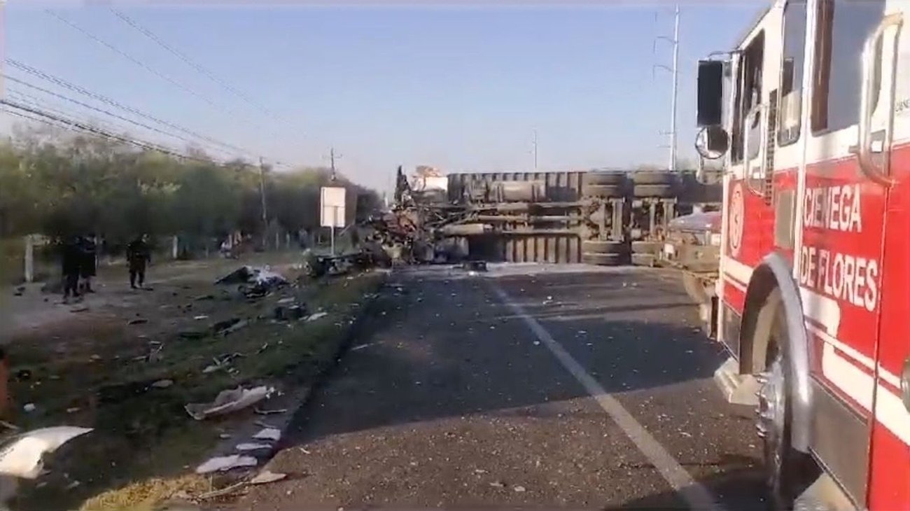 Vuelcan camión de carga y transporte de personal tras chocar