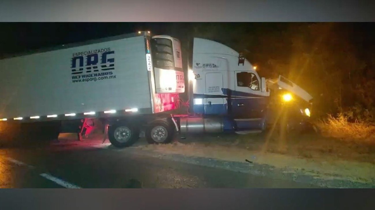 Chocan tractocamión y camioneta en la vía Victoria-Monterrey