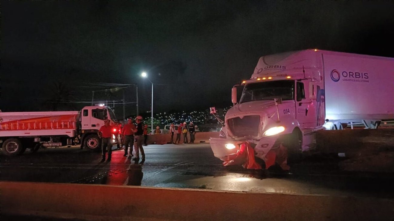 Tráiler invade carril y choca contra auto en Constitución
