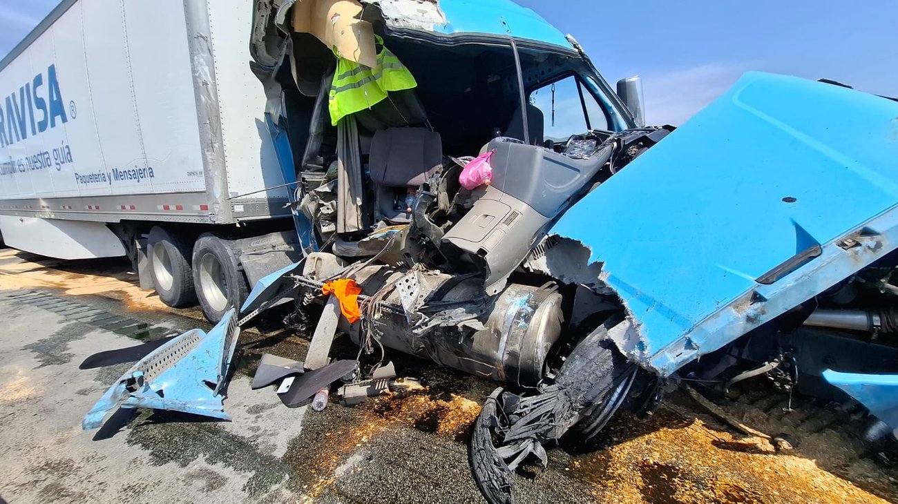 Chocan tres tráileres en la carretera libre a Monterrey 