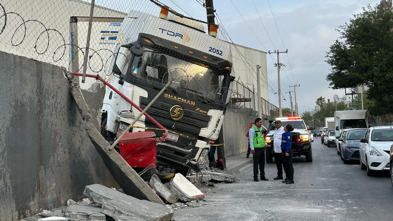 Se impacta tráiler contra una barda dentro de una empresa
