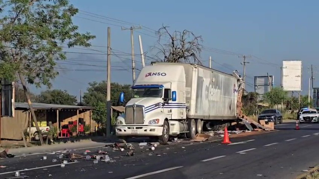Chofer se queda dormido y choca contra tráiler en Montemorelos