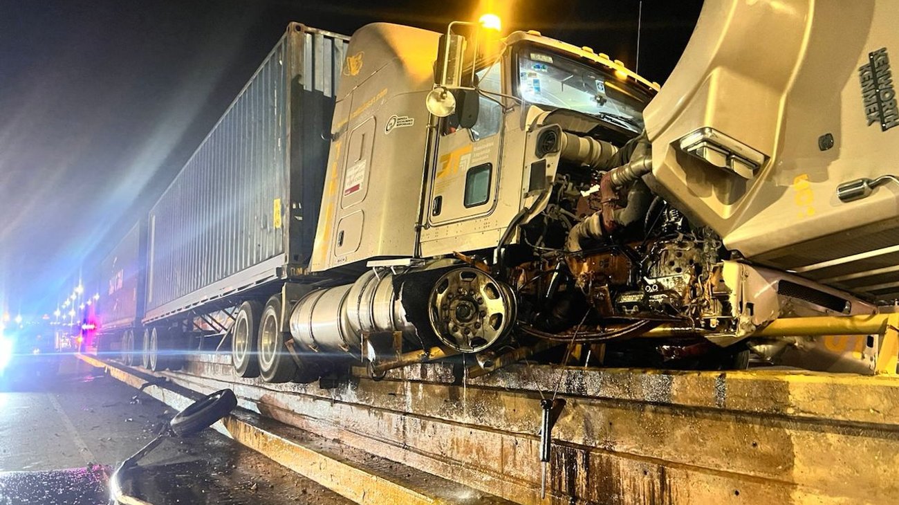 Choca tráiler contra muro de puente en Ramos Arizpe