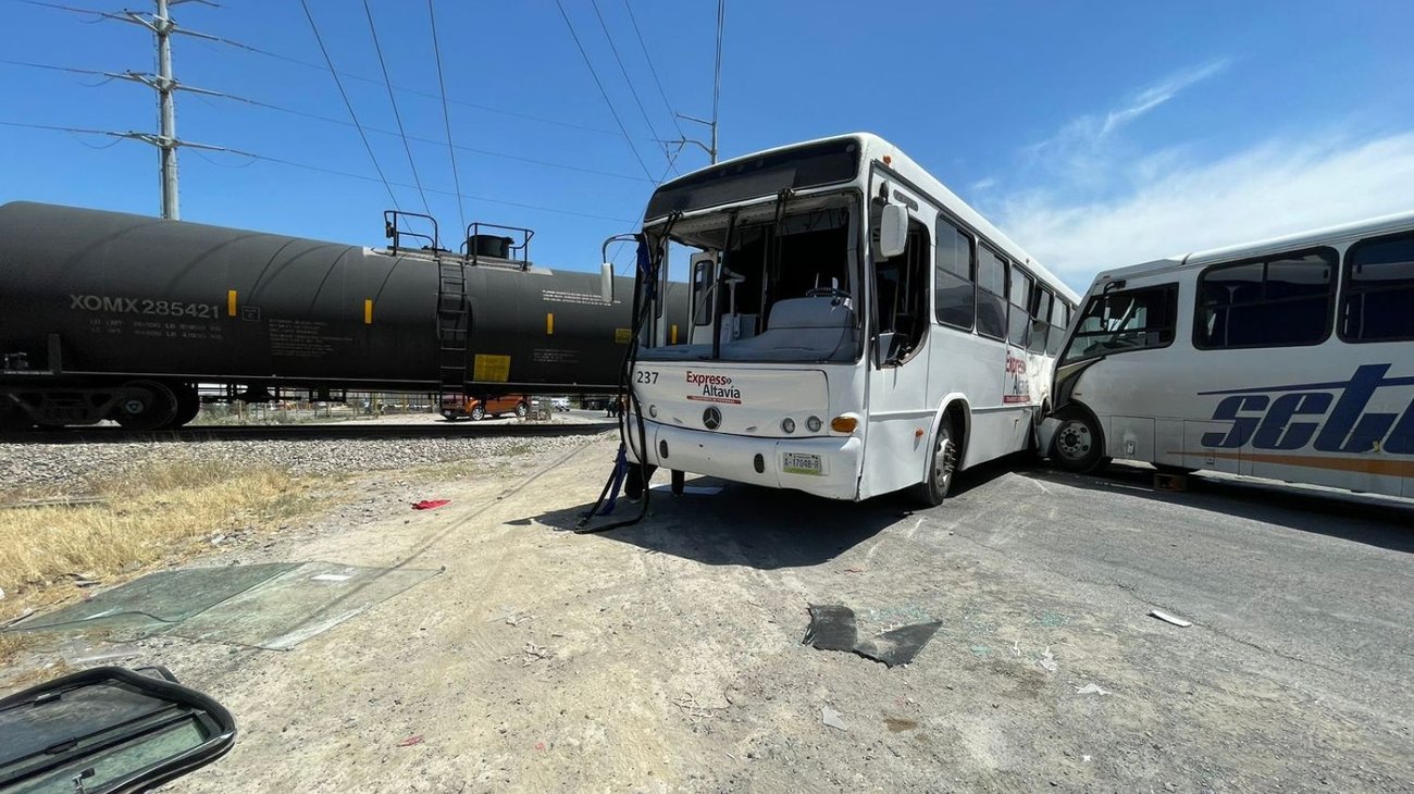 Reportan choque de camiones y tren en Escobedo