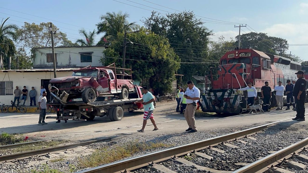 Embiste tren a camioneta en zona centro de Altamira