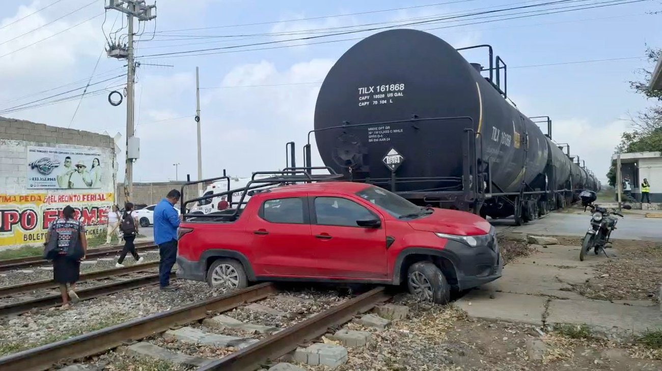 Choque entre tren y camioneta moviliza a rescatistas en Altamira