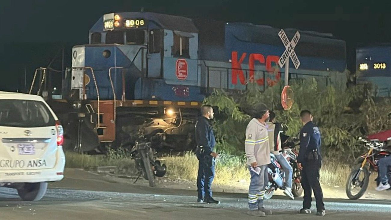 Tren impacta a tráiler en cruce de la carretera a Los Pinos