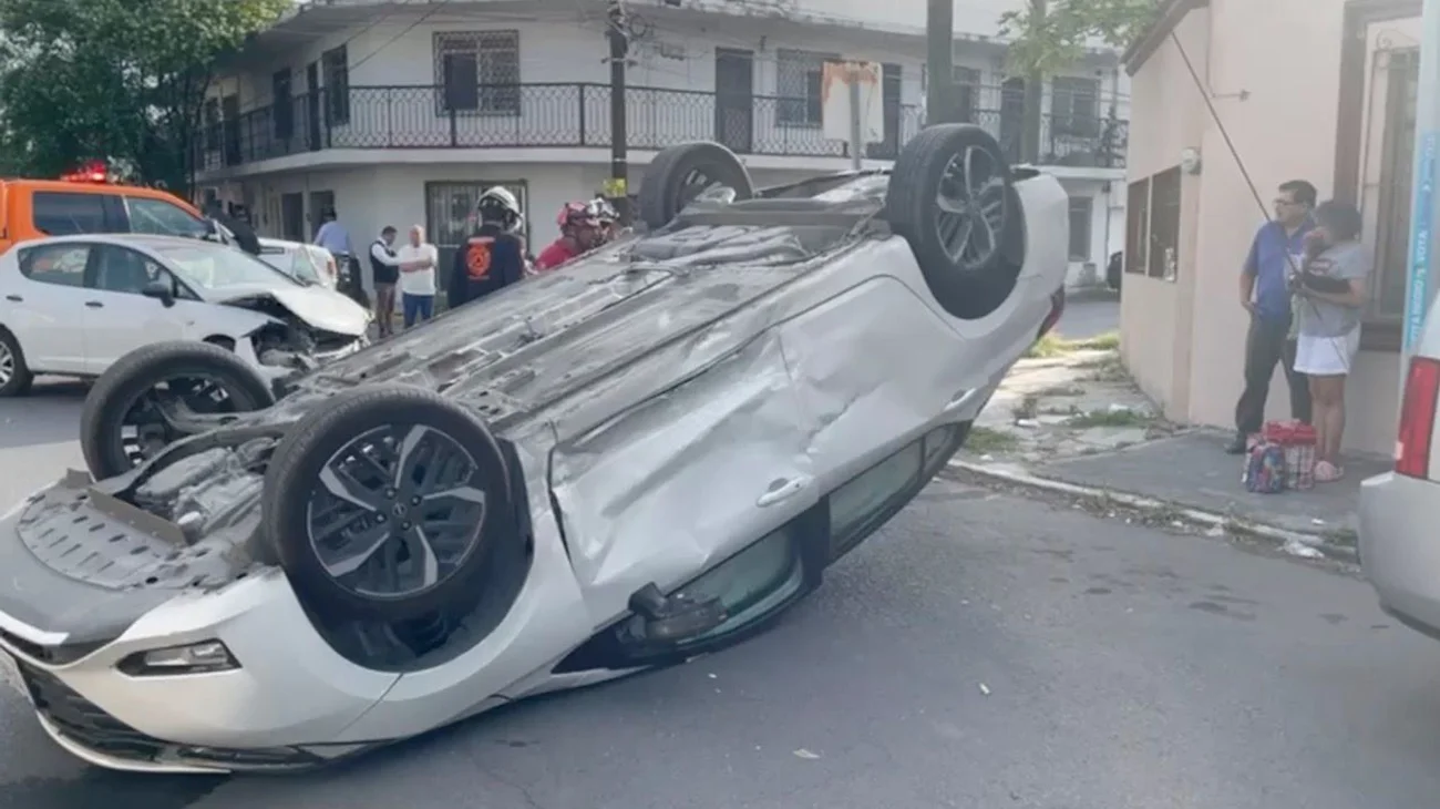 Choca y vuelca su automóvil al ignorar señal de alto 