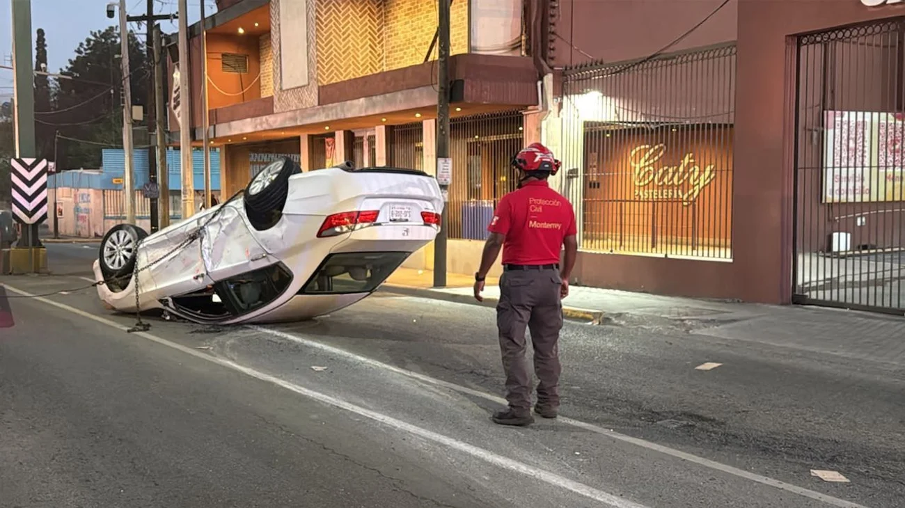 Chocan autos y uno termina volcado en Félix U. Gómez