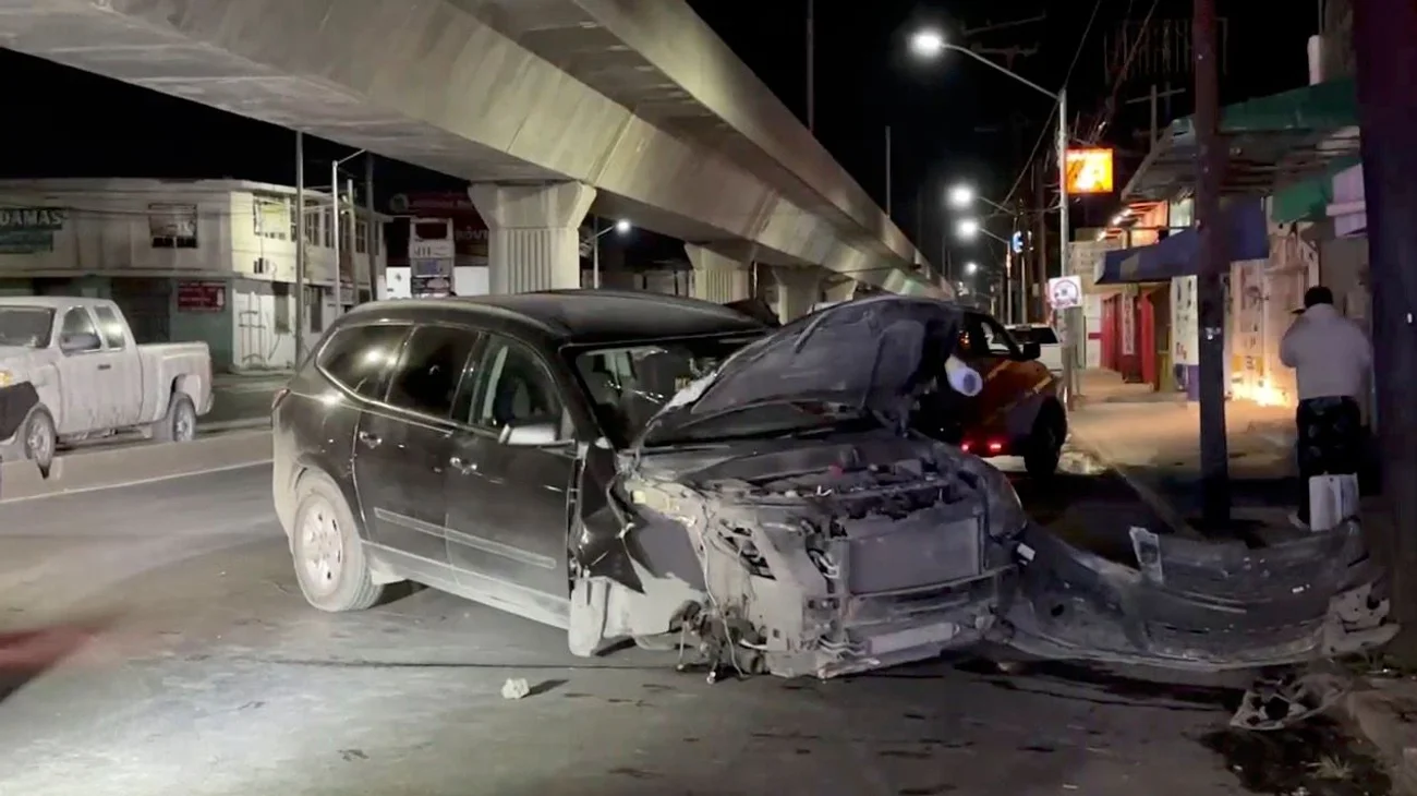 Conductora dormita y choca camioneta contra poste 