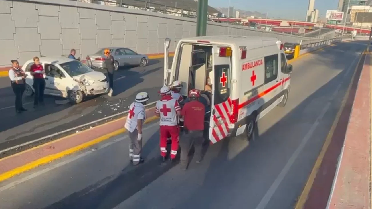 Choca auto contra anuncio vial; conductor resulta lesionado