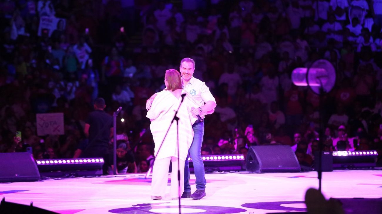 Cierra Adrián con evento masivo y acompañado de Xóchitl