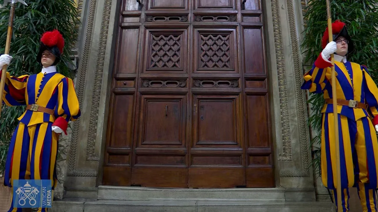 'Extra omnes': Cardenales se encierran en la Capilla Sixtina