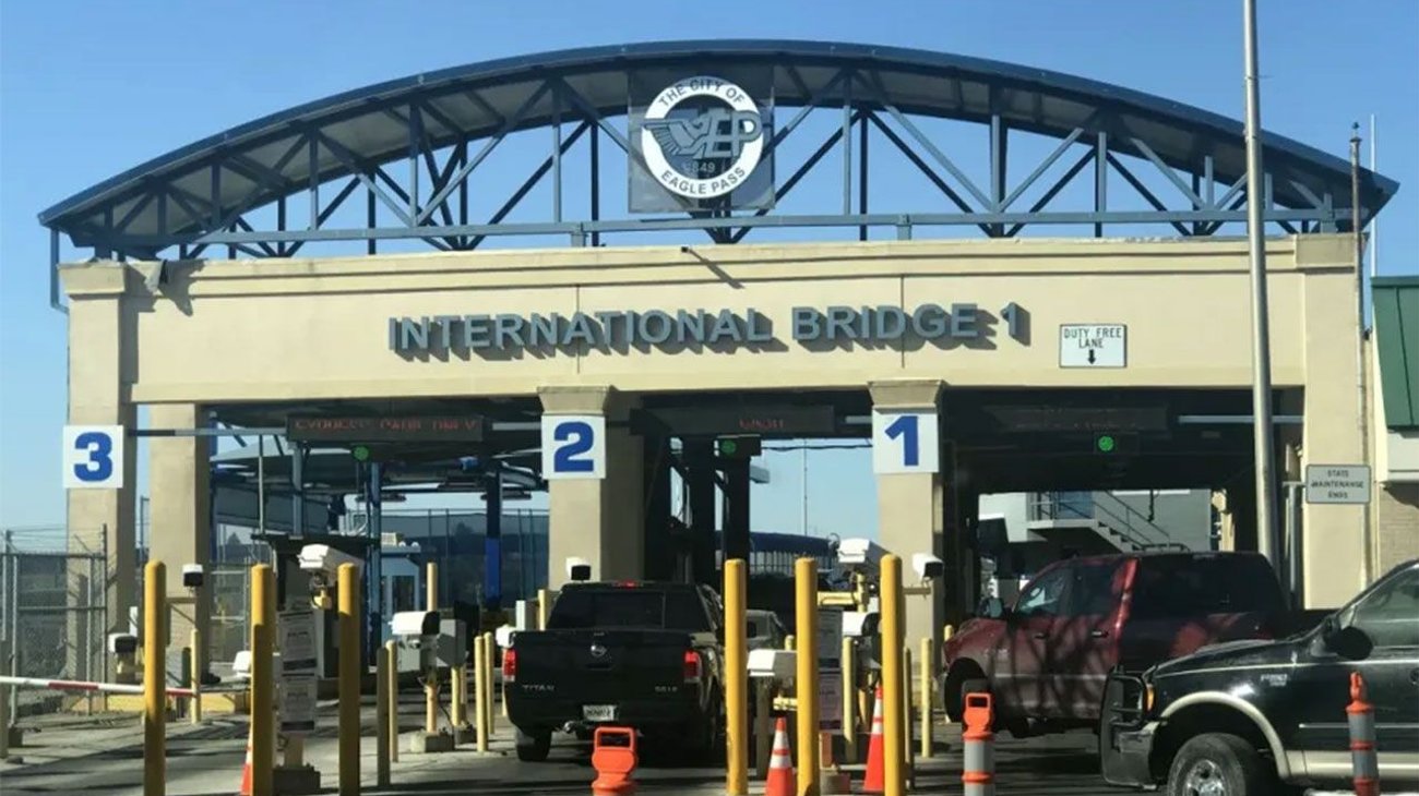 Texas suspende temporalmente revisión de autos por migrantes