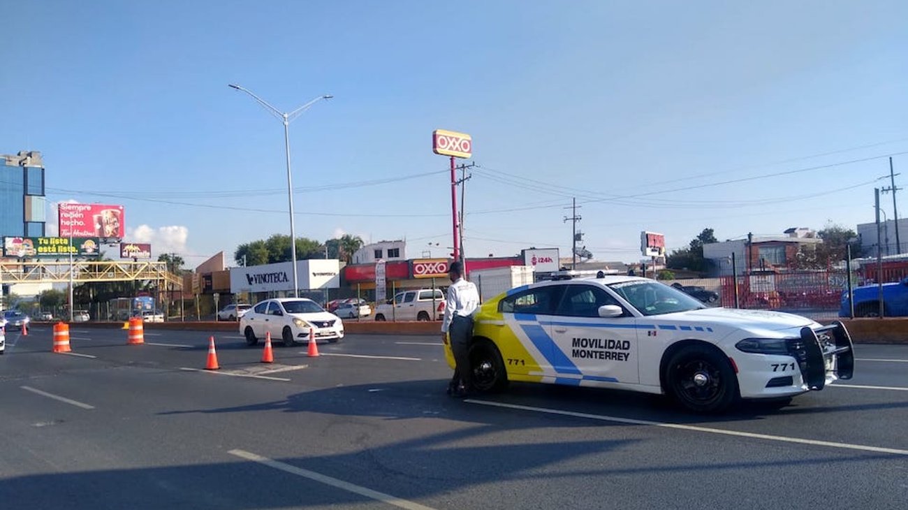 Cierran carril en Av. Garza Sada por registro averiado