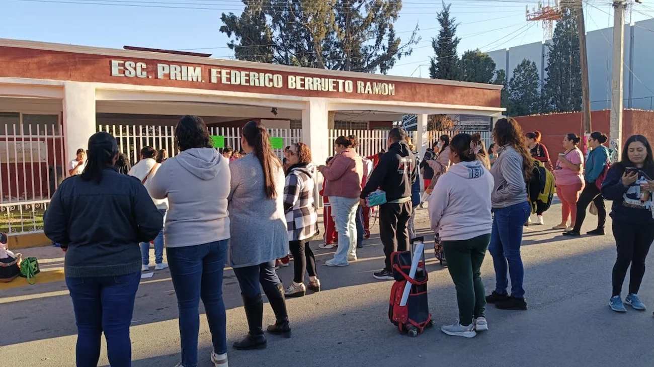 Cierran papás escuela; exigen aclarar presunto robo de $250 mil