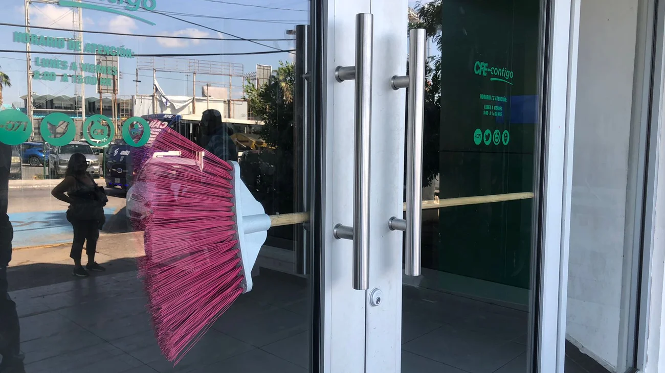 Cierran oficinas de CFE por falta de uniformes del personal