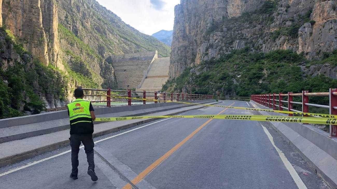 Cierran puntos de riesgo en La Huasteca; retiran a paseantes
