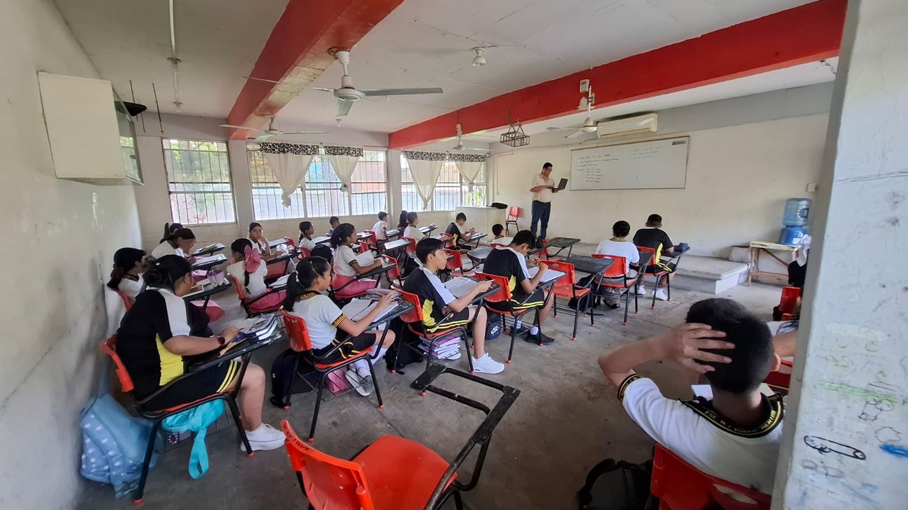 Con calor sofocante, inician clases en secundaria de Cd. Madero