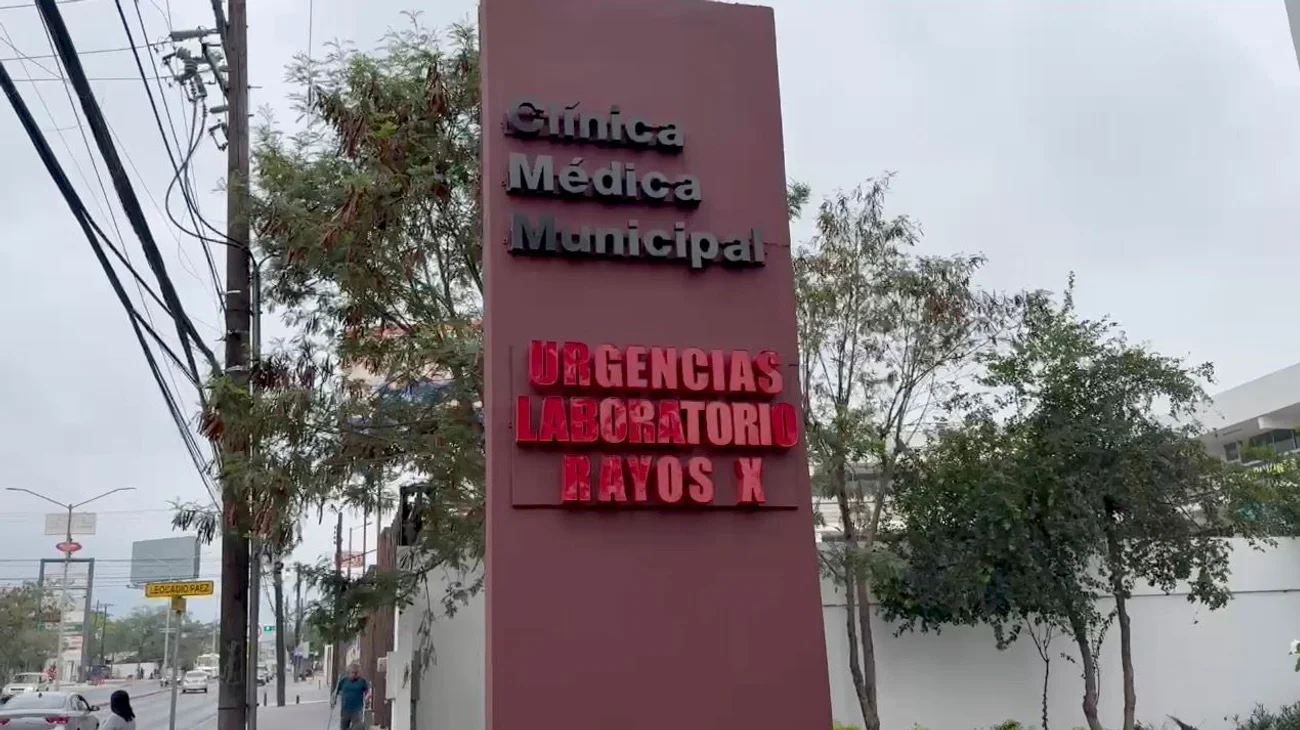 Muere policía de Santa Catarina al chocar su moto con un tráiler 