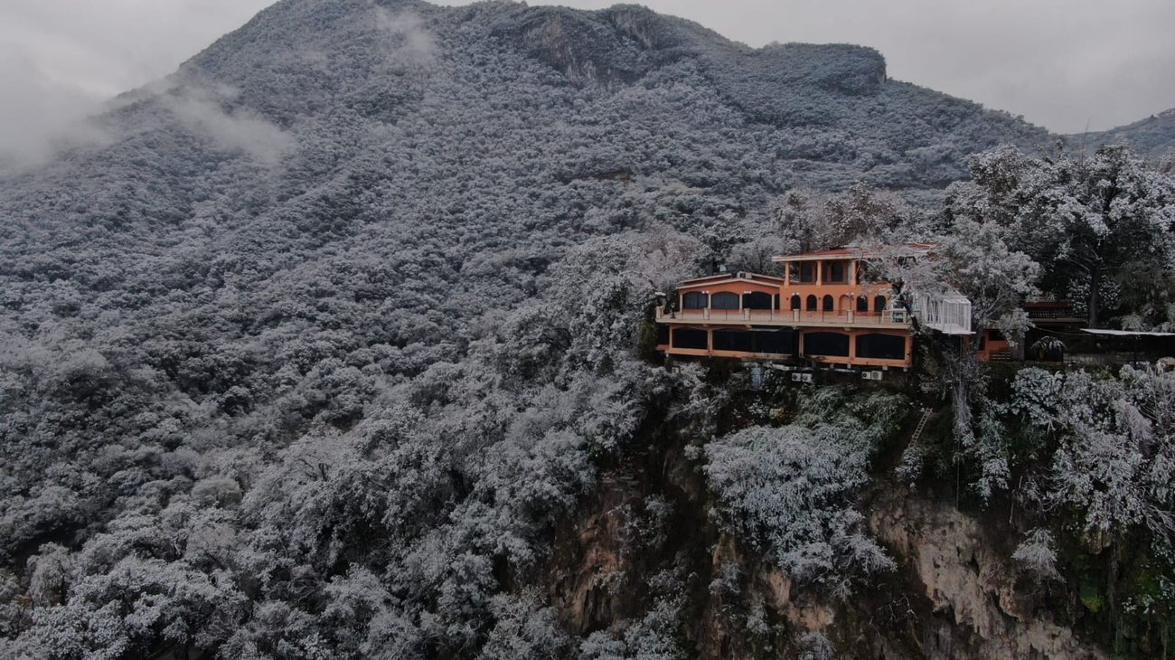 Sitio turístico 'Cola de Caballo' se viste de blanco