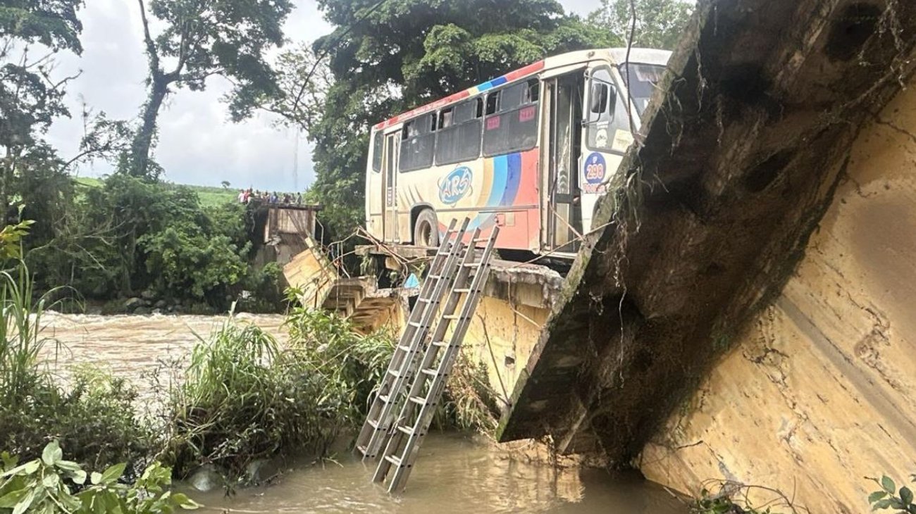 Colapsa puente en Veracruz con camión de pasajeros