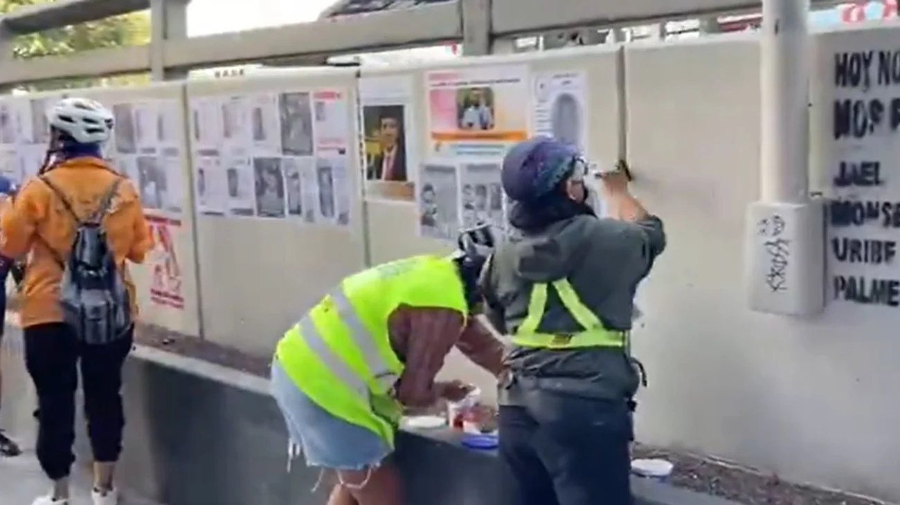 Familias de desaparecidos pegan fichas de búsqueda en México