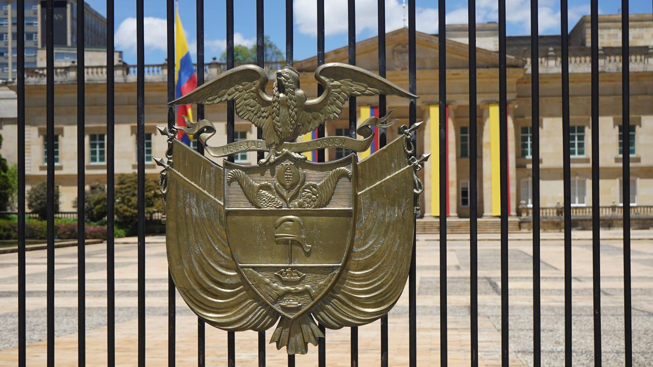Brindan asistencia consular a equipo de futbol varado en Colombia