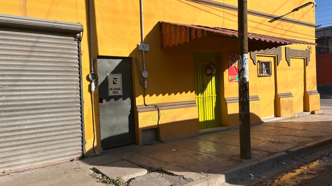 Vecinos denuncian fuga de residuos fecales en Monterrey