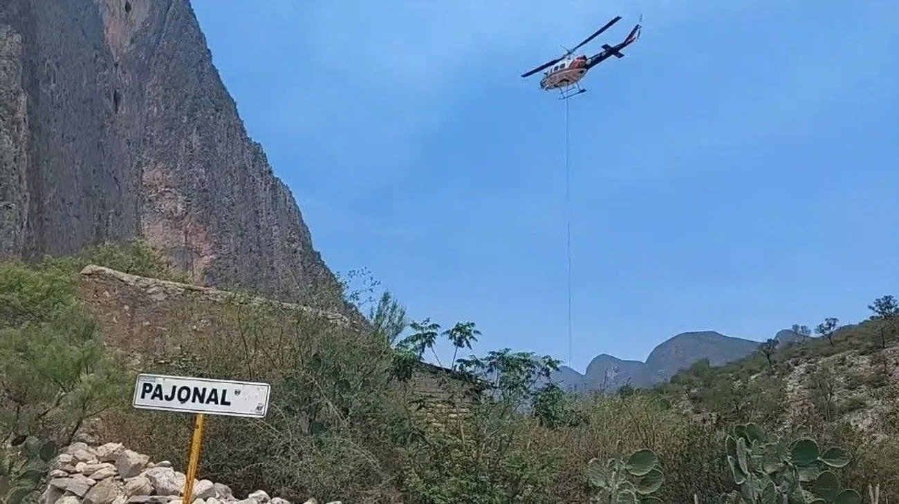 Continúa combate aéreo de incendio forestal en "El Pajonal"