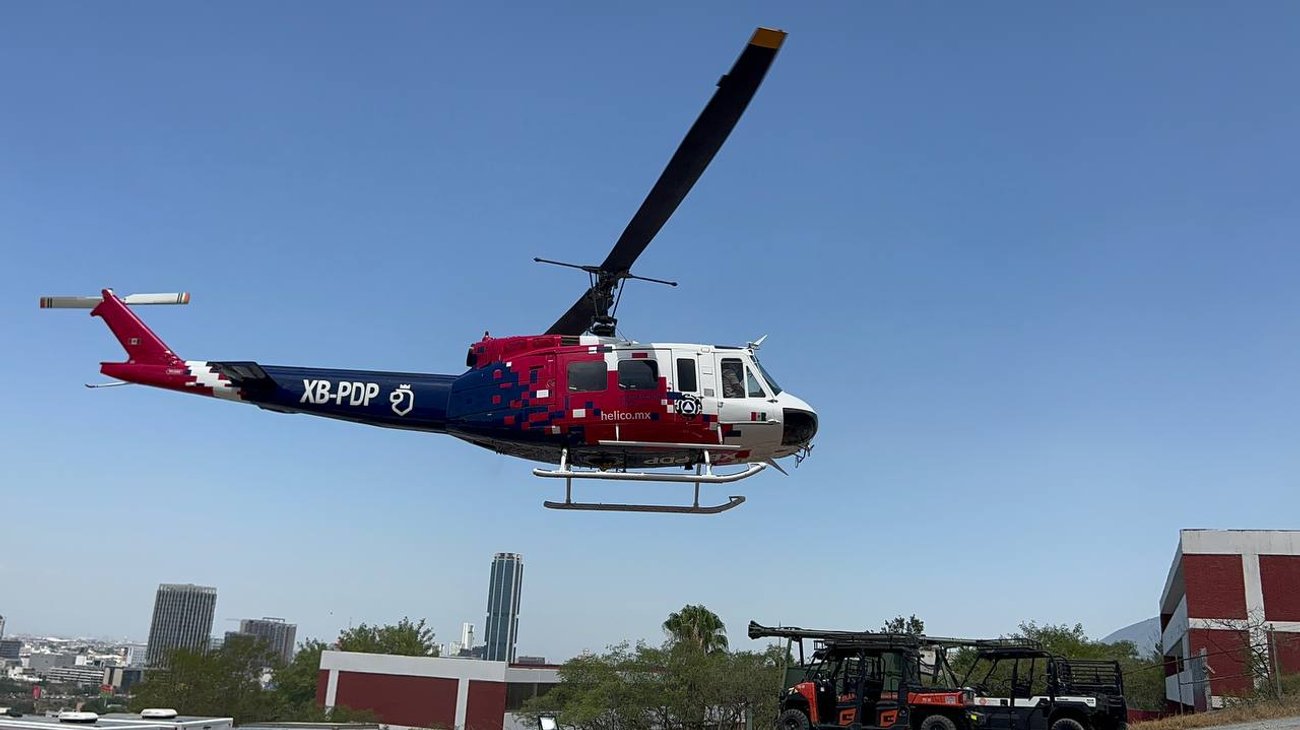 Combaten con helicóptero incendio forestal en Aramberri