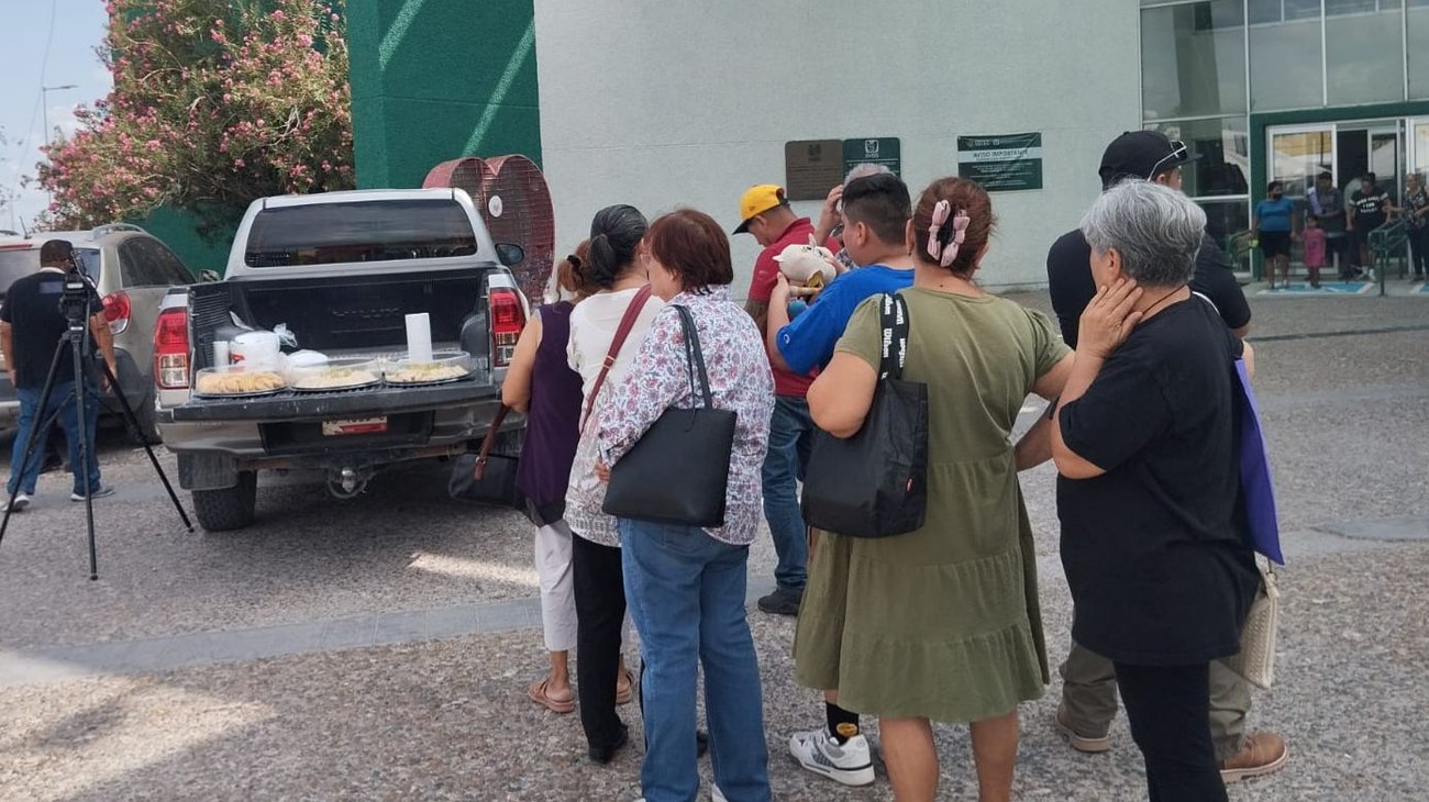 Reparten jóvenes comida a familiares de pacientes hospitalizados