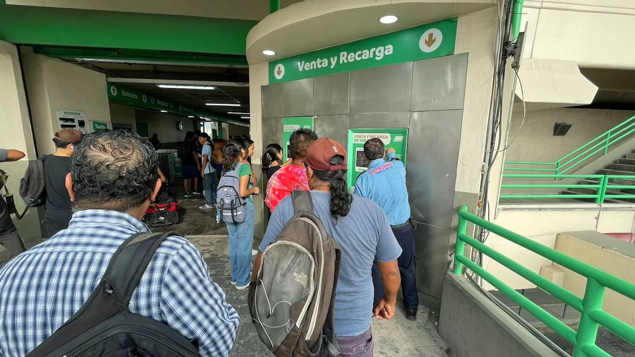 Realizan largas filas por tarjetas de transporte público