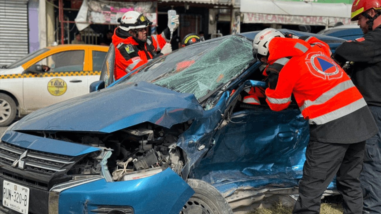 Conductor queda atrapado en vehículo tras choque en Juárez