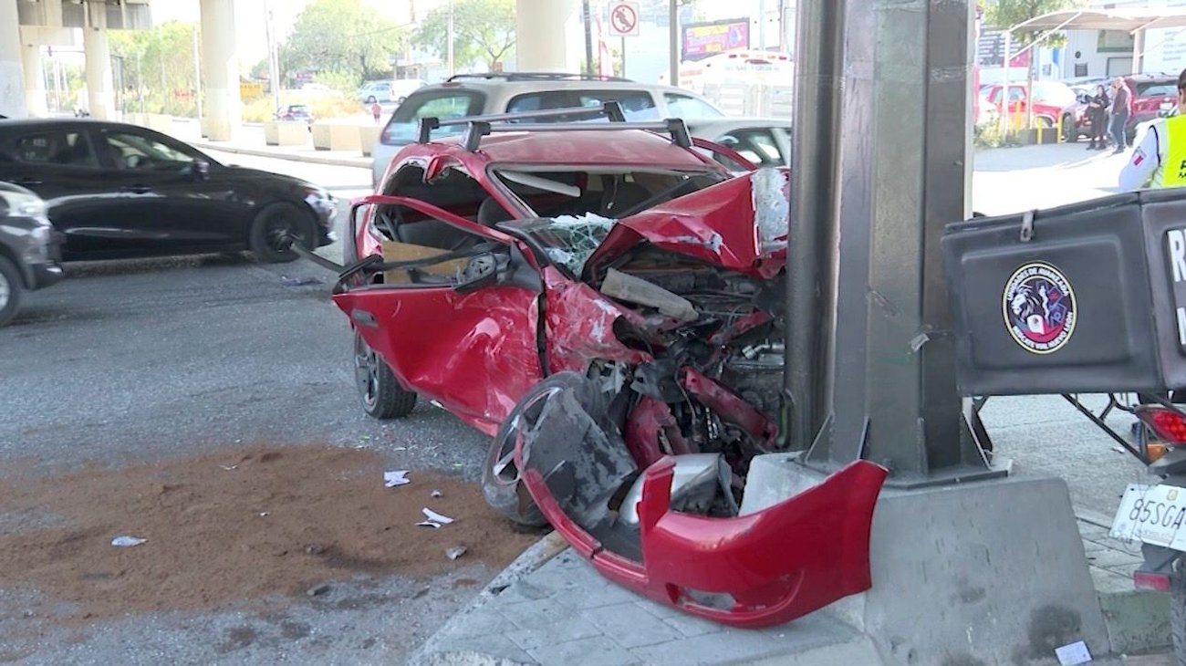 Continúa hospitalizado conductor tras choque contra patrulla