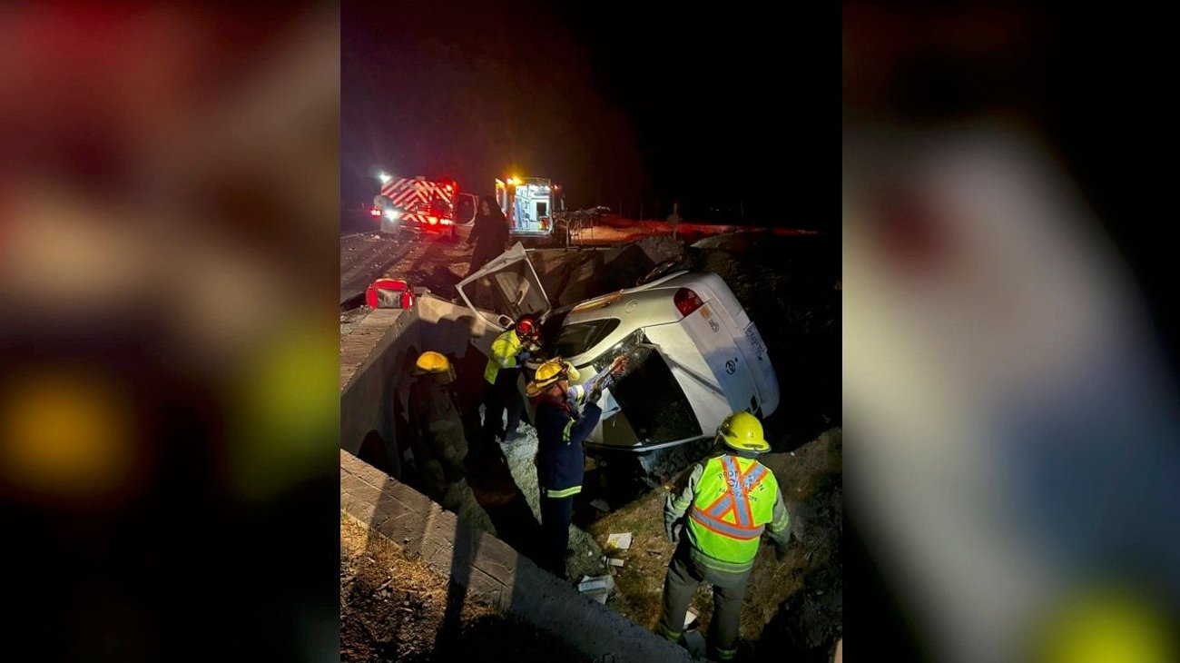 Cae auto a pozo pluvial tras presunta dormitada de conductor