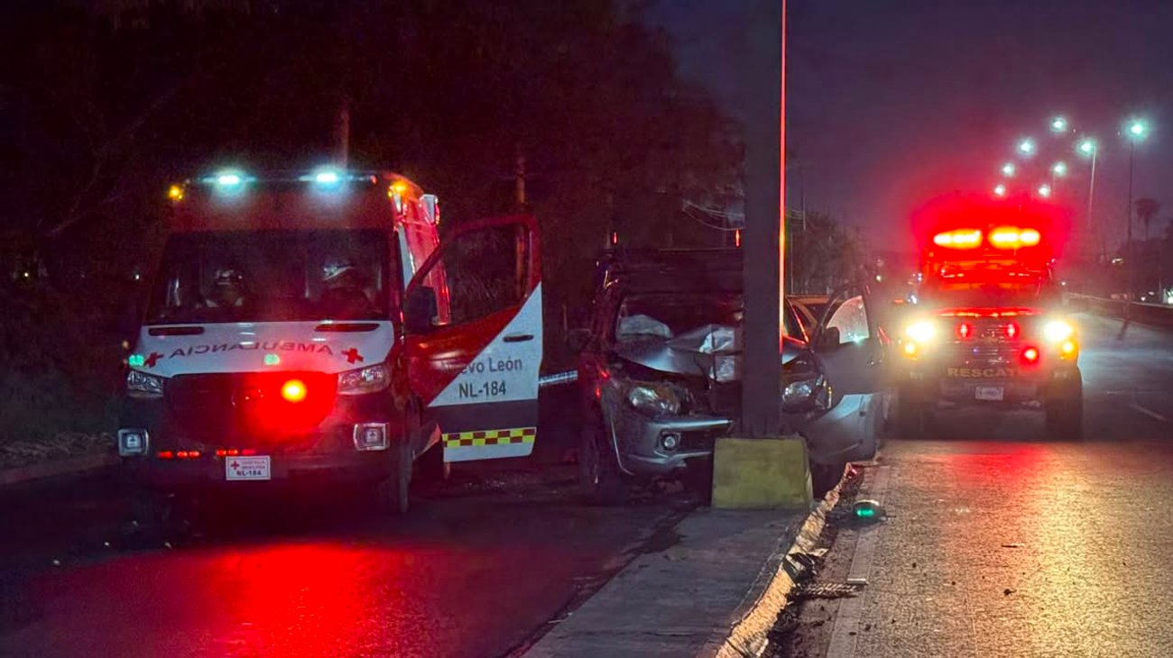 Muere conductor tras estrellar camioneta contra señalamiento