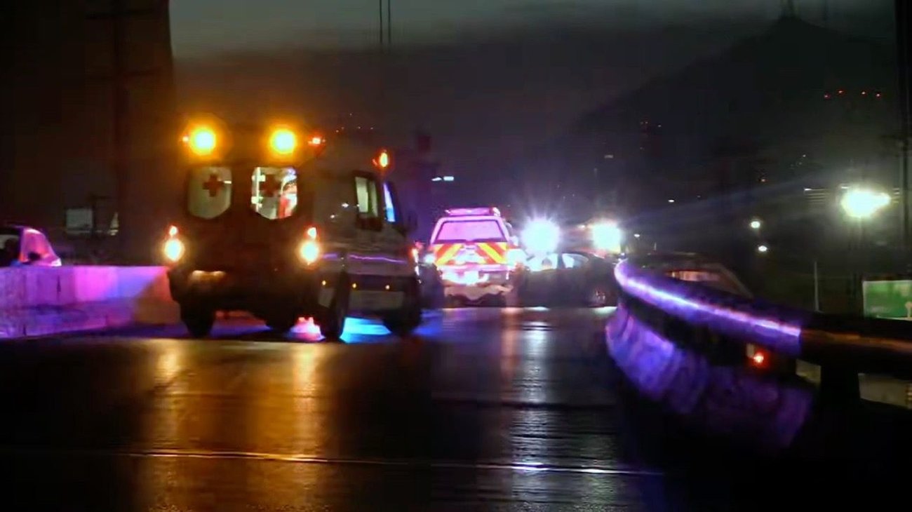 Se estrella conductor contra muro de contención en puente