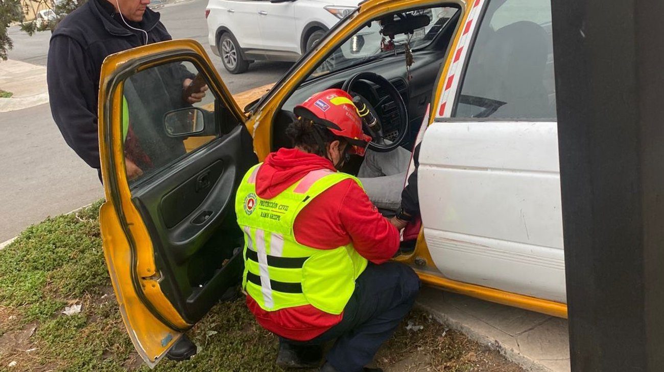 Muere conductor tras presunto infarto y chocar contra un árbol
