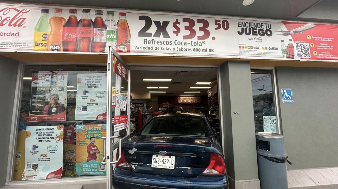 Conductor pierde control y entra a tienda de conveniencia