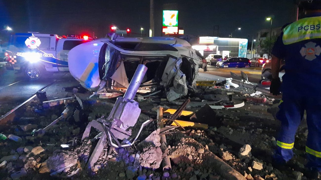 Arrastra tren a camioneta 150 metros; conductora sobrevive