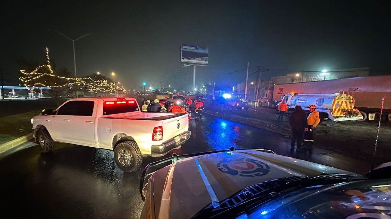 Camión embiste automóvil; conductora queda atrapada