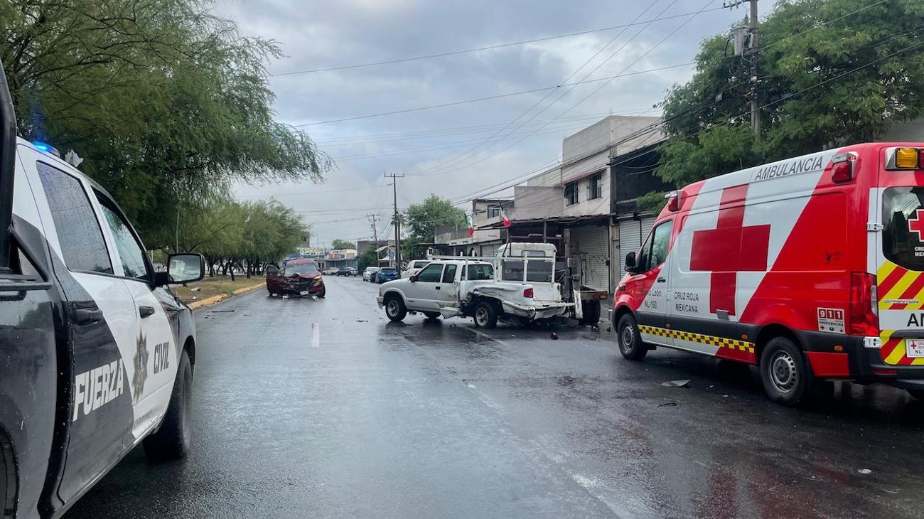 Conductora pierde el control de su camioneta y atropella a mujer 
