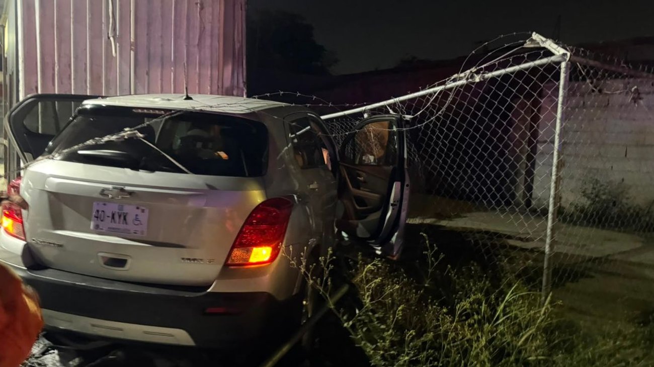 Conductora se estrella contra negocio de autos en Guadalupe
