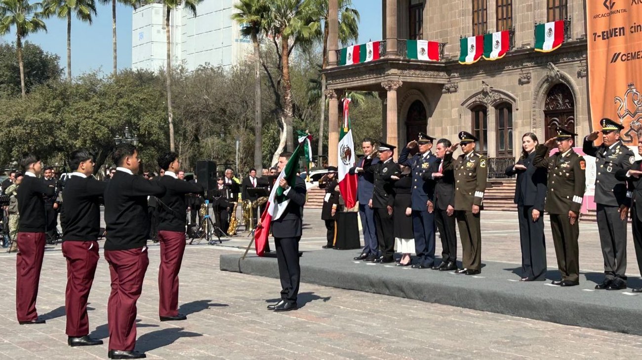 Celebran Día de la Bandera en Explanada de los Héroes