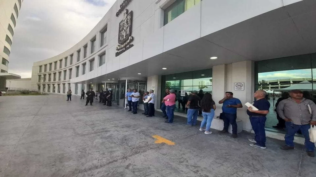 Vence plazo para replaqueo; registra ICV largas filas